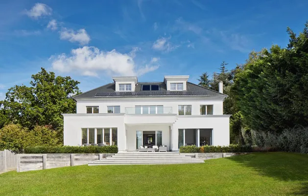 Tradition trifft auf Moderne: Öko-Landhaus „Atherton“ Die Neuerfindung des englischen Landhauses Bild: Tradition trifft auf Moderne: Öko-Landhaus „Atherton“ Die Neuerfindung des englischen Landhauses