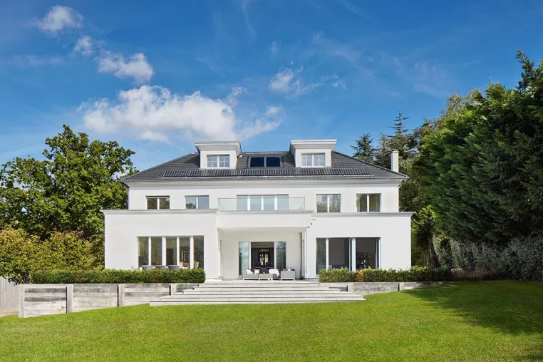 Bild: Tradition trifft auf Moderne: Öko-Landhaus „Atherton“ Die Neuerfindung des englischen Landhauses