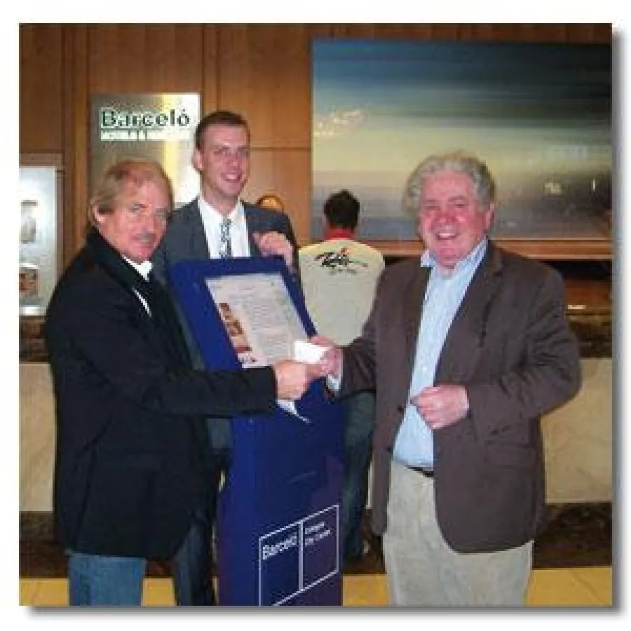 V.l.: Eckhard Schöppner, NetGuide Terminals, Ulrich Meyer, Sales Manager Hotel Barceló, Peter Millowitsch