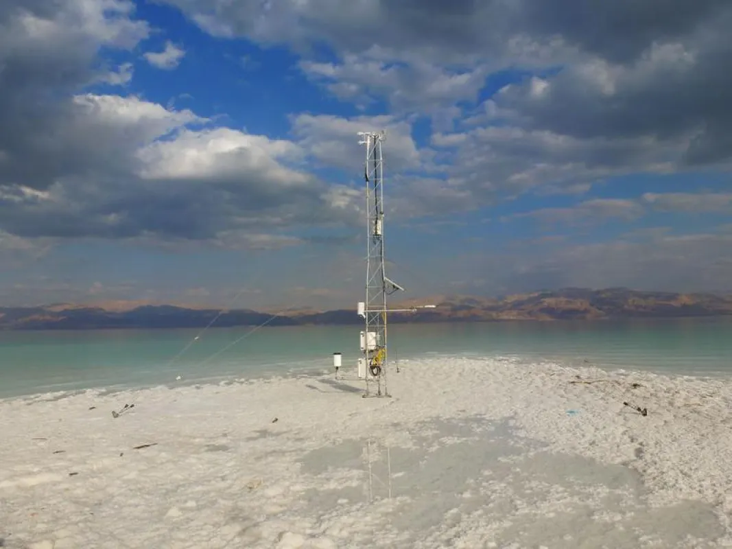 Die mit 429 Metern unter dem Meeresspiegel tiefstgelegene meteorologische Station auf der Erde misst kontinuierlich die Verdunstung des Wassers des Toten Meeres ((Foto: U. Corsmeier, KIT))