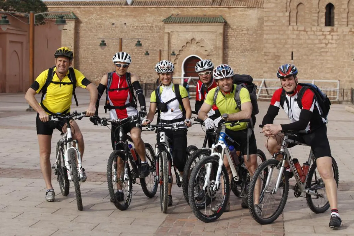 Peter Schlickenrieder (2. v. re.) mit seinem Team beim Start in Marrakesch