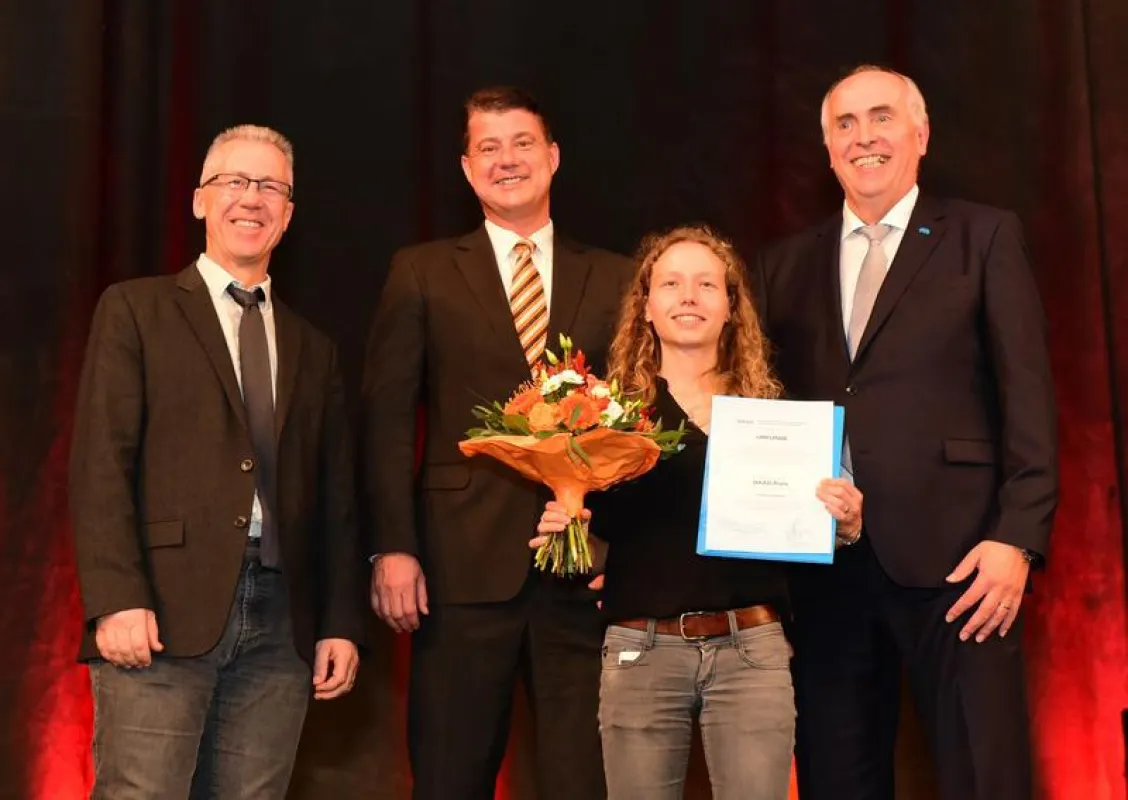 v.l. Prof. Patrick Barthel, Prof. Dr. Randolf Schrank, Maëlynn Dussaucy, Prof. Dr. Gerhard Muth (Foto: Eva Willwacher)
