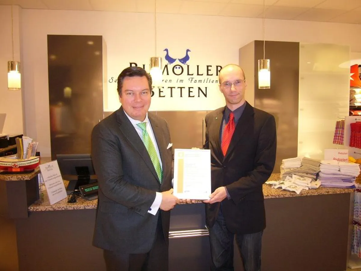 Stefan Wahle überreicht Marc Böhle die Urkunde