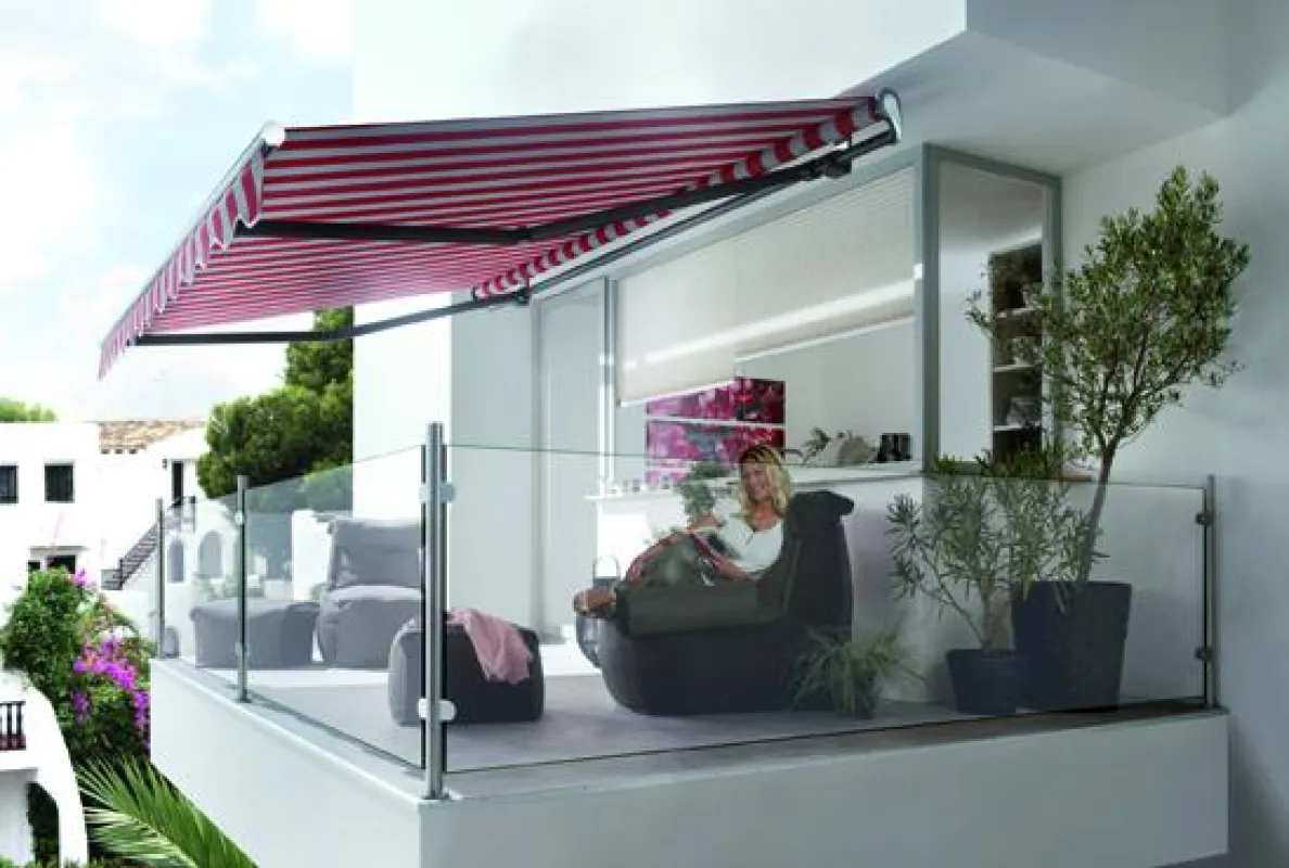 Die neue Gelenkarm-Markise markilux 1700 mit schöner geschwungener Optik.