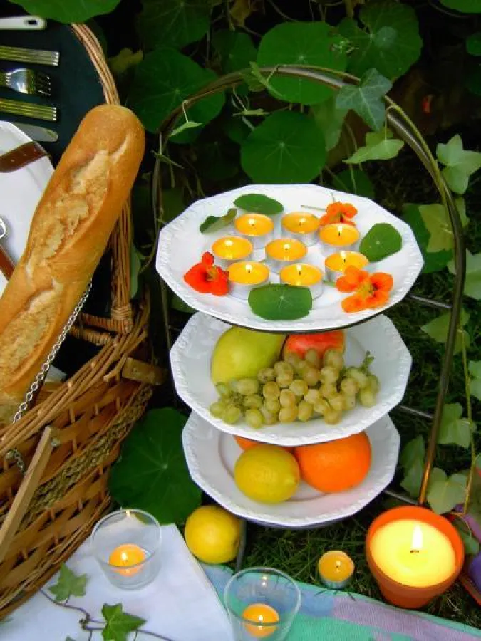 Mal anders als im Früchtekorb präsentieren sich hier beliebte Obstsorten auf einer Etagère. Foto: Gütegemeinschaft Kerzen