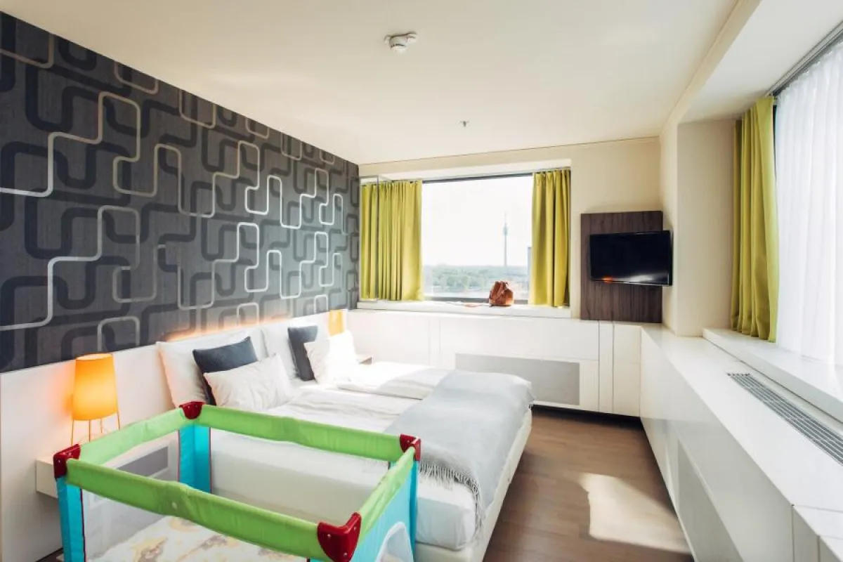 Schlafzimmer mit Babybett © Harry’s Home Hotels/Daniel Zangerl Photography