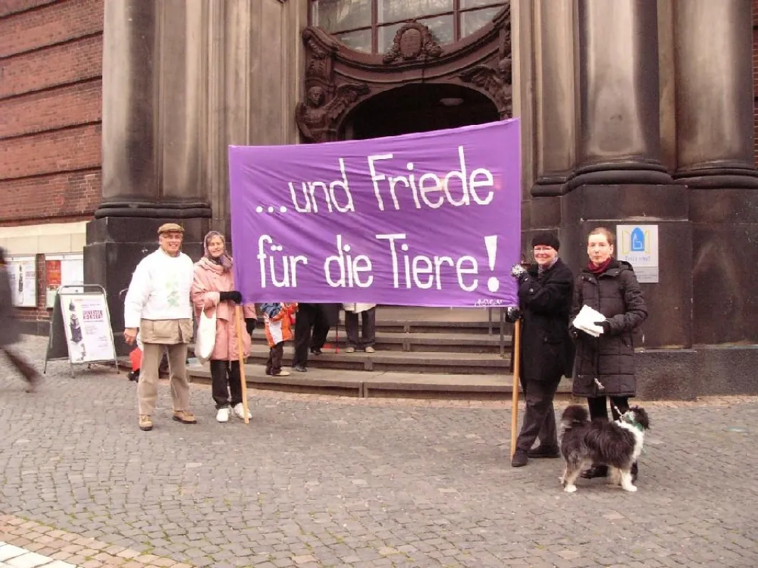 Trotz ungemütlich feuchtkalter Witterung harrten die Tierschützer fünf Stunden vor der Kirche aus.