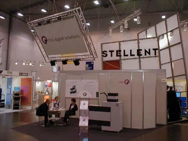 Bild: DRS Digitale Repro-Systeme GmbH mit dem DRS DIGITIZER für Mikrofilme auf der DMS Expo Messe in Köln