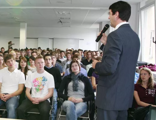Bild: Die ersten Abiturienten nehmen ihr duales Studium an der Hochschule Weserbergland auf