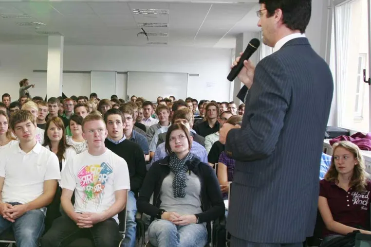 Die ersten Abiturienten nehmen ihr duales Studium an der Hochschule Weserbergland auf Bild: Die ersten Abiturienten nehmen ihr duales Studium an der Hochschule Weserbergland auf