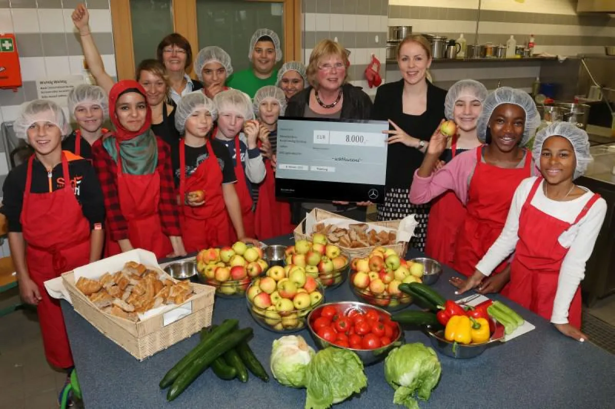 K. O. Molanes (Leiterin Marketing Mercedes-Benz Niederlassung Hamburg), A. Lotzkat und Schüler/innen