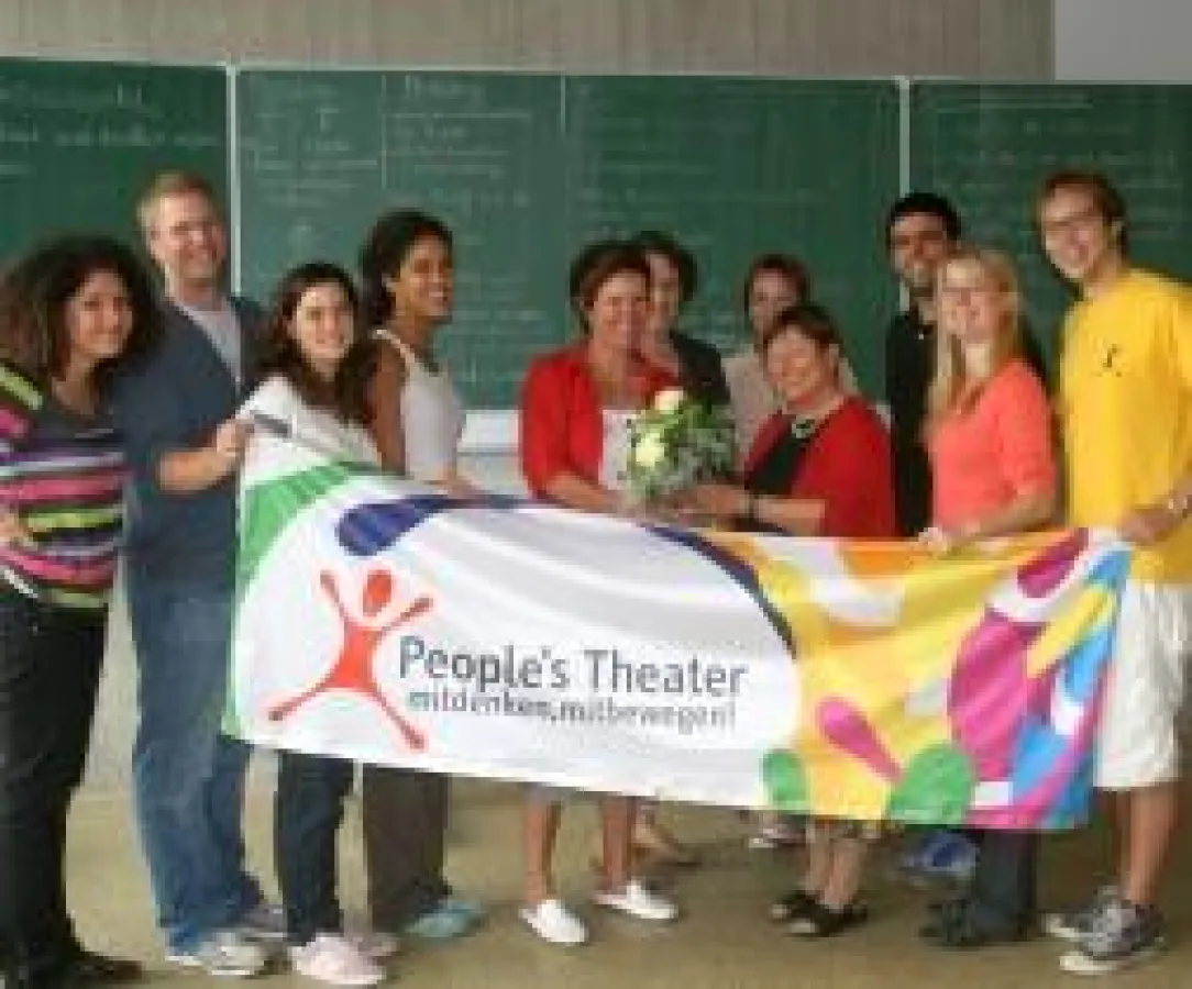 Die Lehrerinnen Eva-Maria Heinkele, Hedwig Berschauer-Braunger und Jolanda Reich mit der Theatergruppe von People?s Theater in Ochsenhausen