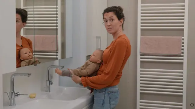 Bild: Dürfen Babys ins Waschbecken pinkeln? Eine vergessene Elternpraxis wird wieder sichtbar
