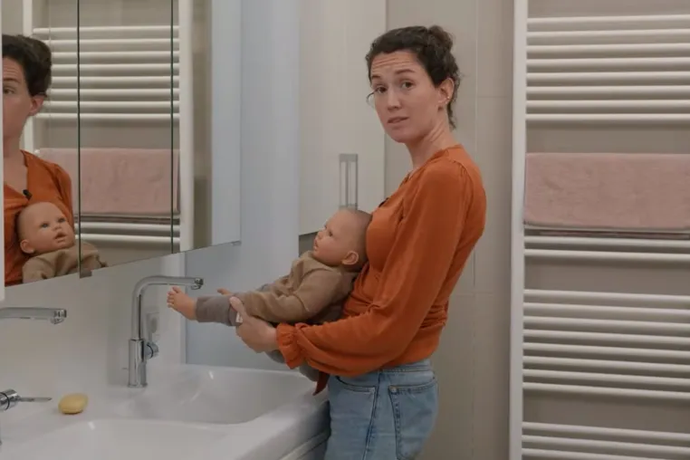 Dürfen Babys ins Waschbecken pinkeln? Eine vergessene Elternpraxis wird wieder sichtbar Bild: Dürfen Babys ins Waschbecken pinkeln? Eine vergessene Elternpraxis wird wieder sichtbar