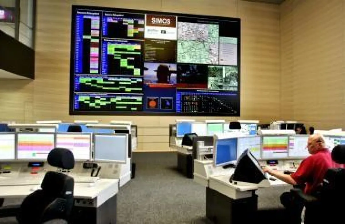 Die Informationen werden nicht nur über die einzelnen Computerbildschirme der Einsatzzentralen vermittelt, sondern auch über eine sieben mal fünf Meter große Medienwand. Auf dieser lassen sich die Gra