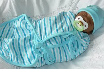 Bild: Funktionskleidung und Mode für Frühgeborene und sehr kleine Babies