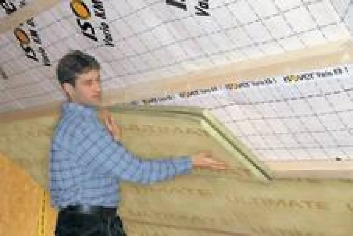 Von einem gut gedämmten Dach profitiert nicht nur das Wohnklima. Auch die CO2-Emissionen lassen sich so nachhaltig senken, betonen die Experten von dach.de.