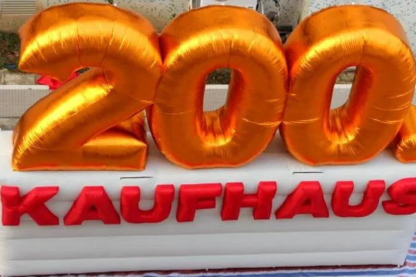 Bild: Werbeträger-Spezialist Perfit setzt 3D-Zeichen: Aufblasbare Botschaft am 1. Dezember in Leipzig zu bewundern