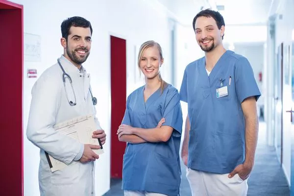 Bild: Deutschkenntnisse im Klinik- und Pflegealltag // Kurse und Prüfungen für Mediziner und Pflegepersonal