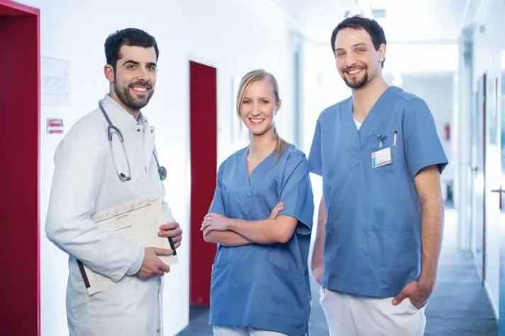 Bild: Deutschkenntnisse im Klinik- und Pflegealltag // Kurse und Prüfungen für Mediziner und Pflegepersonal
