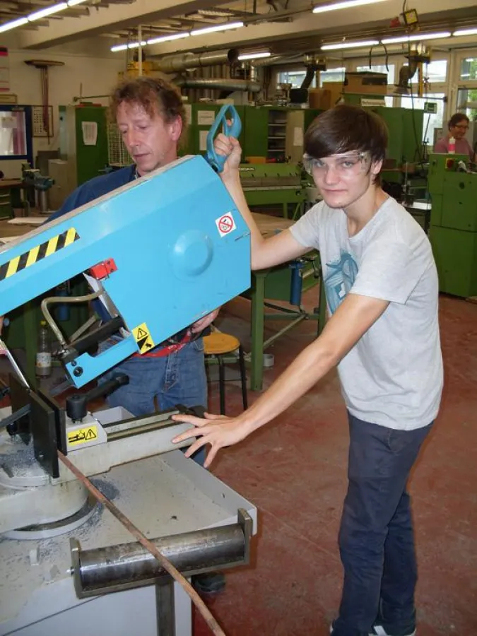 Christopher B. mit Ausbilder Hubert Reich: Er entdeckte in der Berufsvorbereitung bei Kolping Neu-Ul