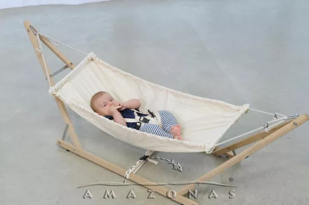 Bild: Two in one: Koala Set aus Babyhängematte und Gestell – sichere Schaukelhöhle für unsere größten Schätze