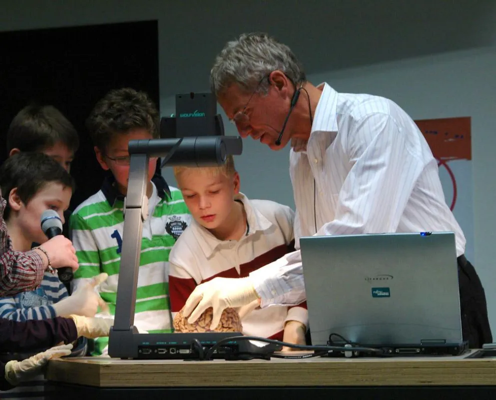 Bereits zum 4. Mal ist Chefarzt Dr. Dieter Sontheimer als Dozent in der KinderHochschule zu Gast.