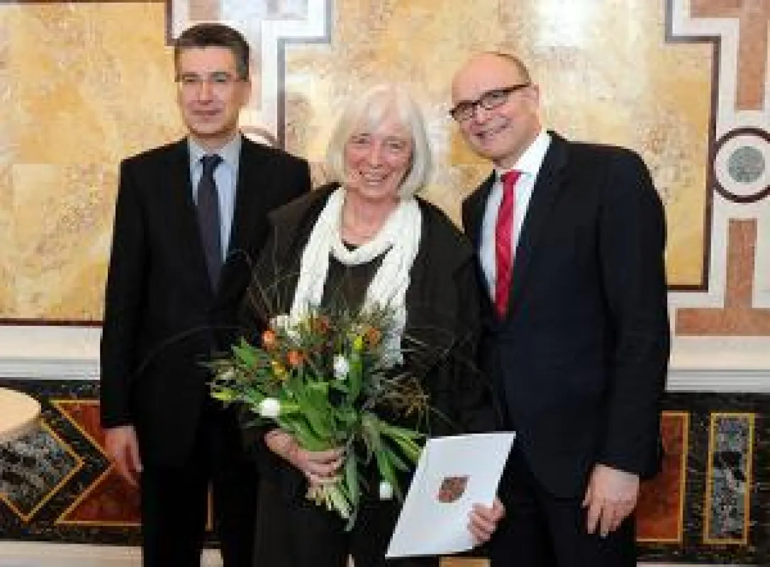 Juliane Schwarte, Ministerpräsident E. Sellering (re.) und Bildungsstaatssekretär S. Schröder