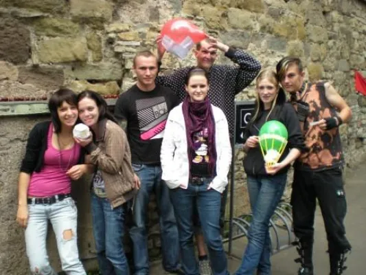 Bild: Freiwillige gestalten Holzinstallation als Pausenplatz für den Radfernweg "Thüringer Städtekette"