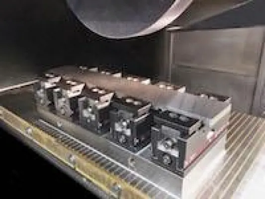 Bild: ROEMHELD: filigrane Druckmaschinen-Bauteile auf Schleifmaschine verzugsfrei spannen