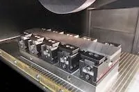 Bild: ROEMHELD: filigrane Druckmaschinen-Bauteile auf Schleifmaschine verzugsfrei spannen