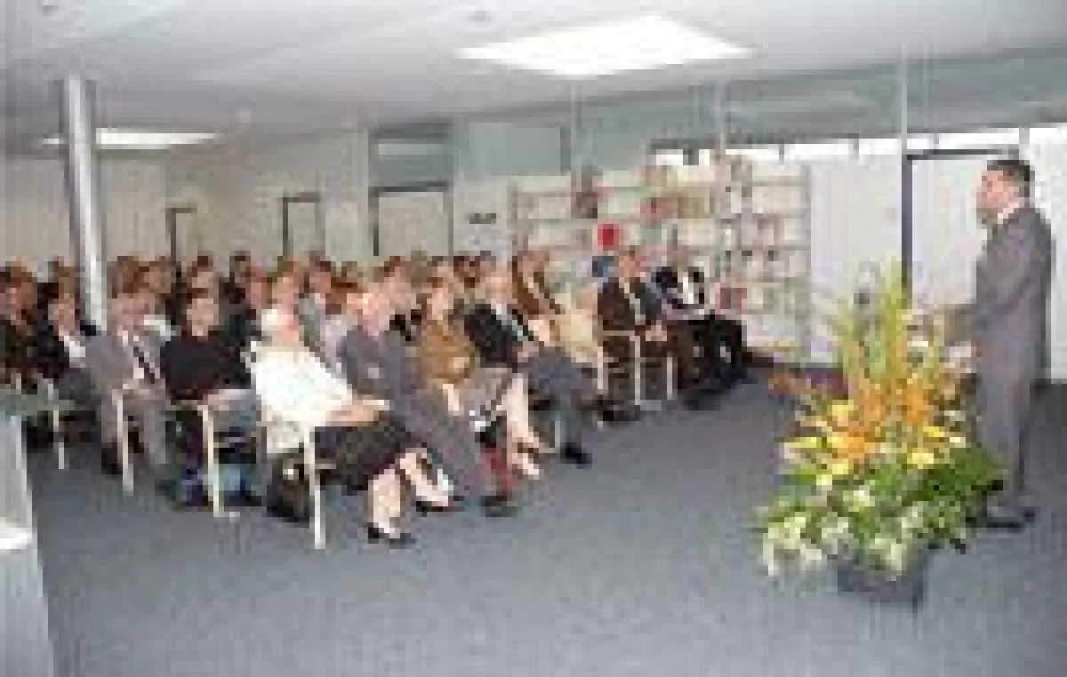 ekz-Geschäftsführer Dr. Jörg Meyer begrüßt die Gäste zum Festakt.