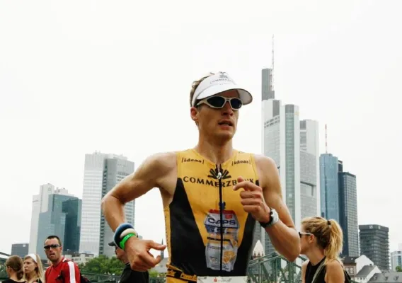 Bild: Ironman Germany 70.3 in Wiesbaden: Timo Bracht mit Unterstützung von CAPS am Start
