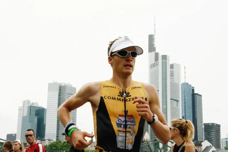 Bild: Ironman Germany 70.3 in Wiesbaden: Timo Bracht mit Unterstützung von CAPS am Start