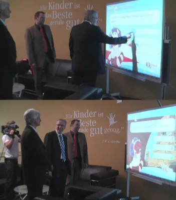 Bild: Thüringer Medienminister besucht KIDS interactive GmbH und spielt das Thüringen-Quiz am interactive Whiteboard
