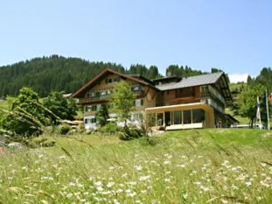 Bild: Sommer und Winter erleben im Naturhotel Chesa Valisa im Kleinwalsertal