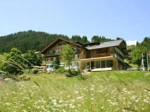 Bild: Sommer und Winter erleben im Naturhotel Chesa Valisa im Kleinwalsertal