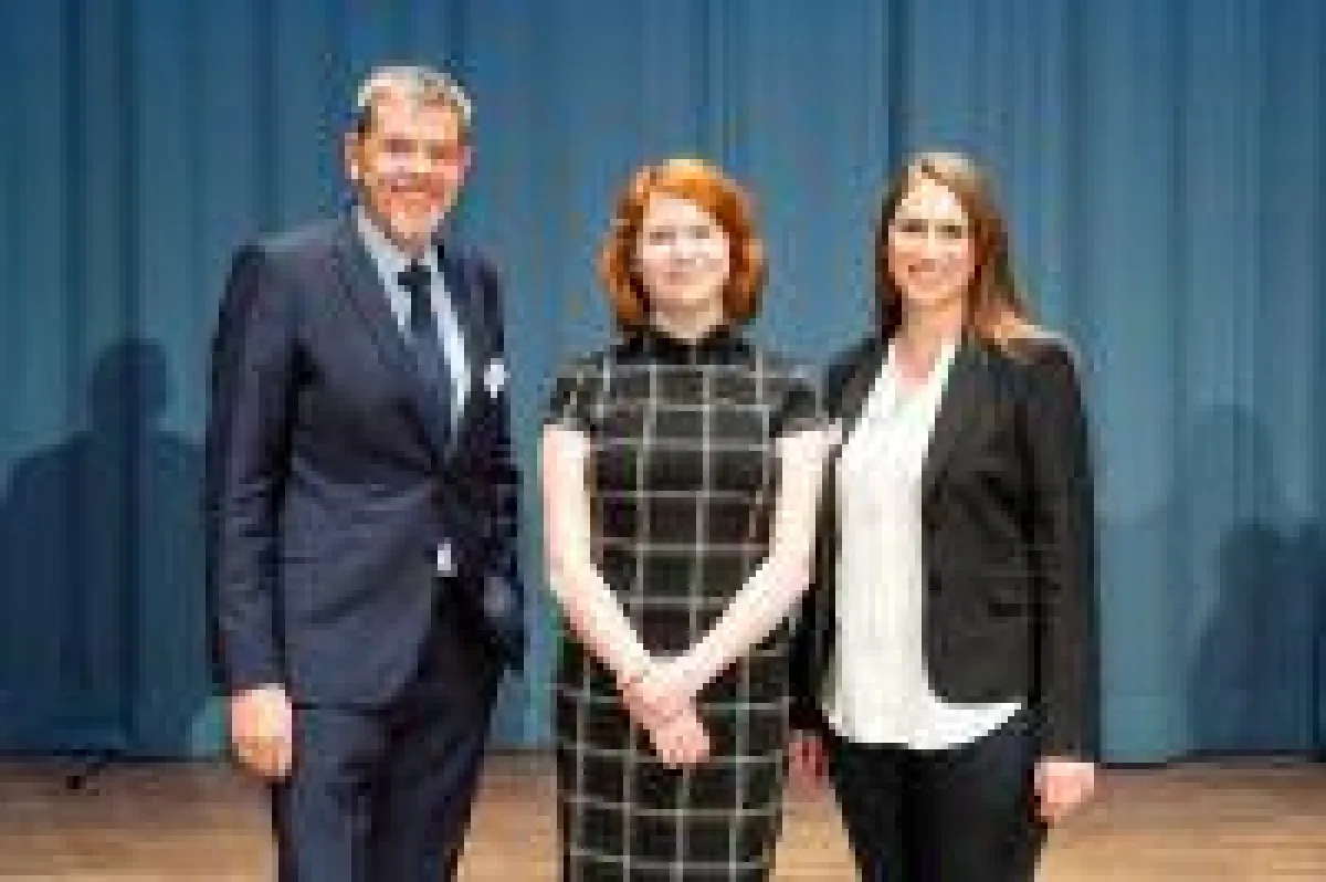 Klaus Rojahn und Elena Wenz (beide IT.UV) mit der Stipendiatin Polina Rajko (mittig) (Foto: Bente Stachowske).