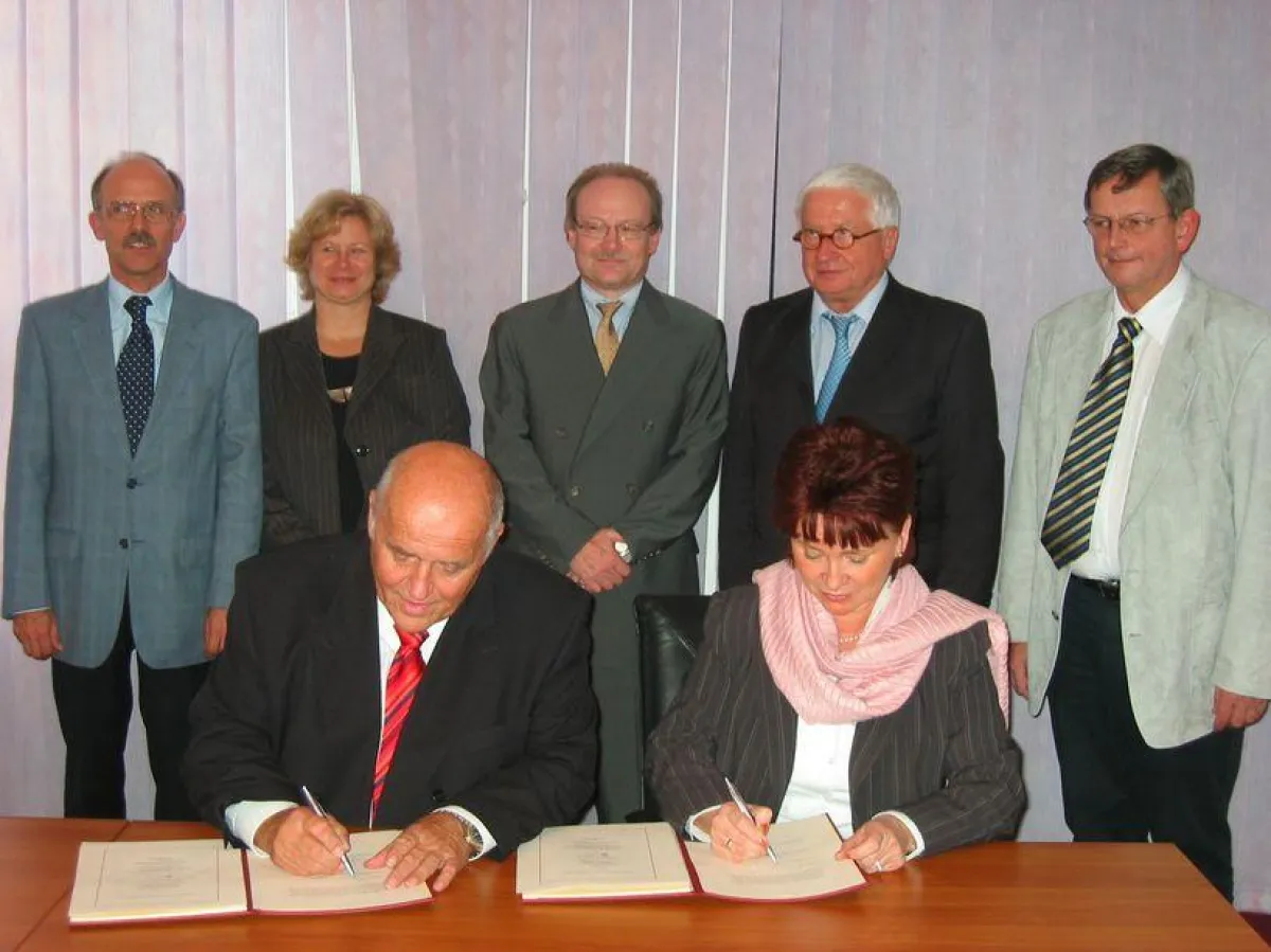 Unterzeichnung des Vertrages durch den Geschäftsführer der IGV GmbH Peter Kretschmer und die Präsidentin der FH-Lausitz Brigitte Klotz,  Prof. Günter Schulz, FHL; Dr. Uta Tietz IGV; Ralf Andrä MLUV; P