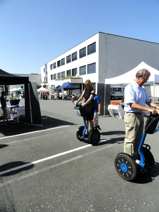 Bürgermeister Dieter Zimmer und Frau Krause von der Wirtschaftsförderung auf dem Segway Parcours