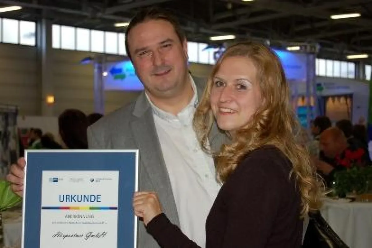 Percy Schöneck, Geschäftsführer der HörPartner GmbH (li.), und Hörgeräteakustikmeisterin Mendy Ahrens (re.) (Foto: HörPartner)