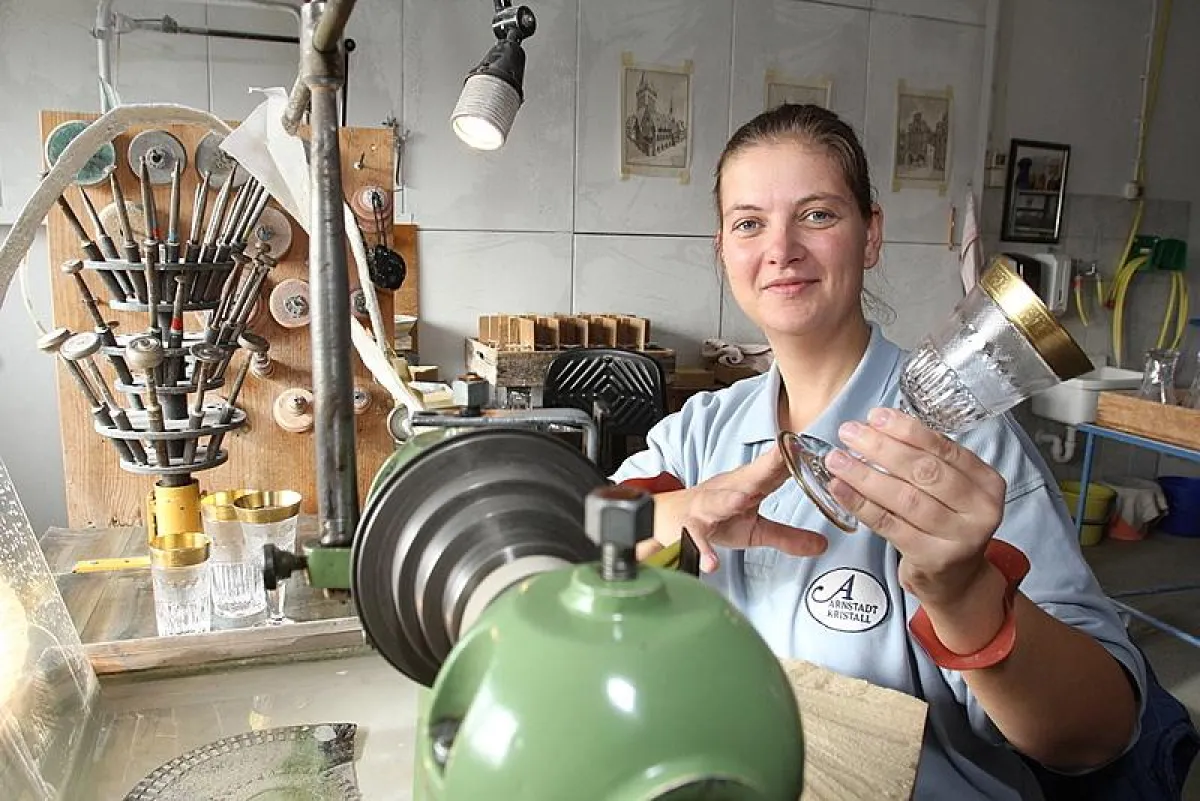 Manuela Köhler prüft Schliff und Goldrand der vier Mustergläser für den omanischen Sultan.