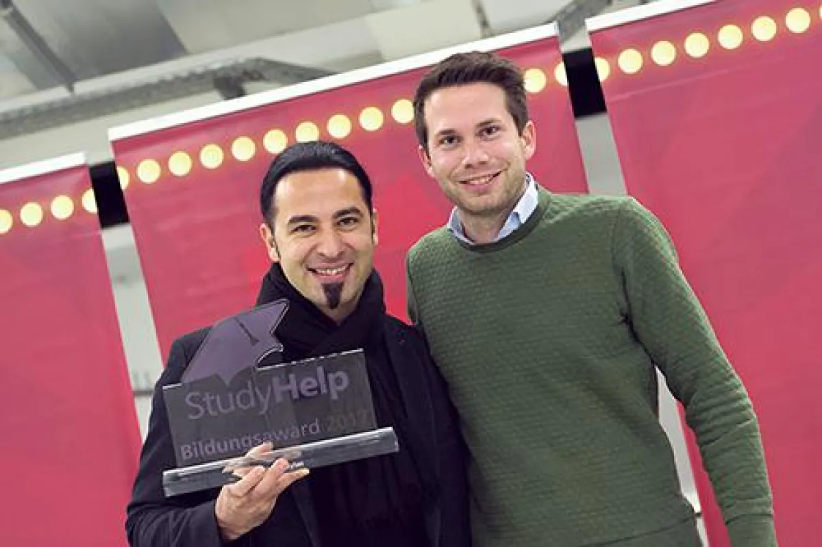 Bülent Ceylan und StudyHelp Gründer Daniel Weiner bei der Überreichung des Bildungsawards