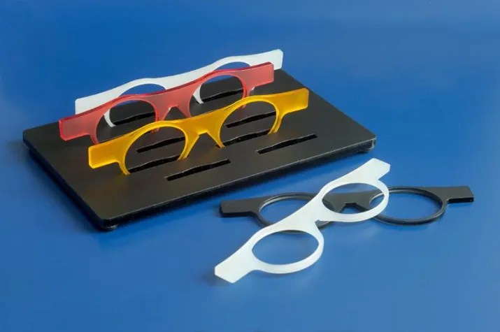 Bild: LUENETTE by Lumos – Brillenvorhalter zum Selbstverglasen helfen im Verkaufsgespräch