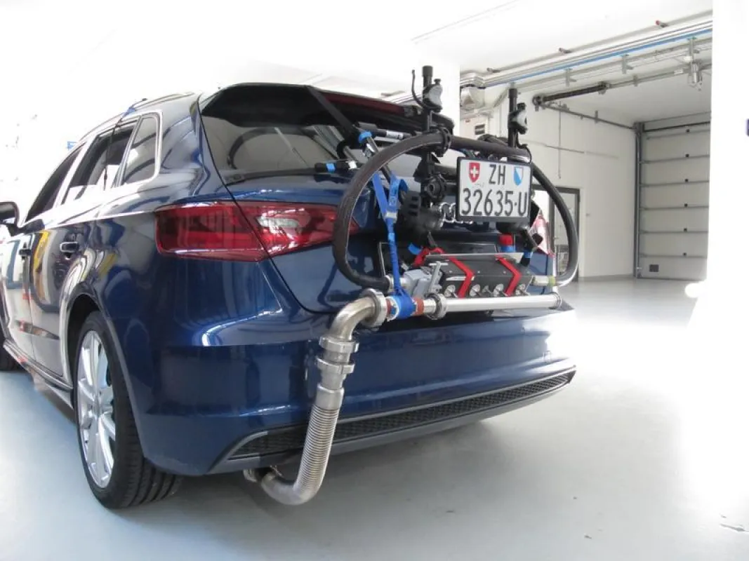 Ein Audi A3 mit dem Messrucksack für RDE-Messungen (Real Driving Emissions). Diese Emissionsmessung im realen Strassenverkehr ist für die Zulassung neuer Fahrzeugtypen ab 1. September 2017 Pflicht. (E