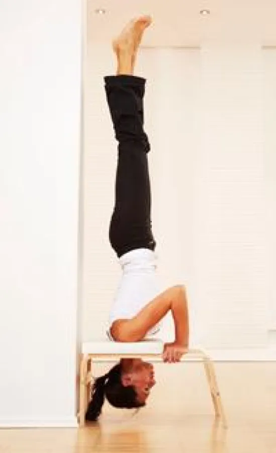 Kopfstand mit YogaHocker (Foto: YogaHocker)