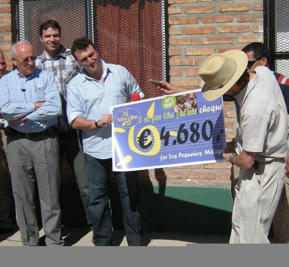 Scheckübergabe an das Proejkt 