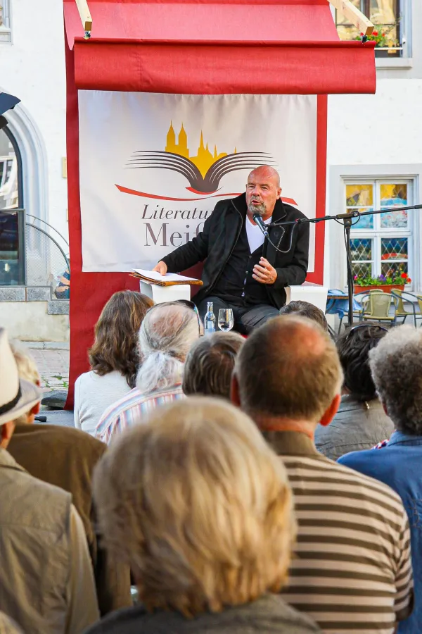 Heinz Eggert liest beim Literaturfest auf dem Marktplatz