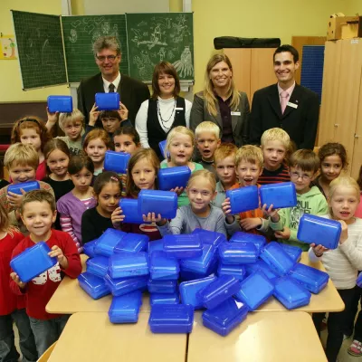 Volksbank Mönchengladbach übergibt Nützliches an Erstklässler Bild: Volksbank Mönchengladbach übergibt Nützliches an Erstklässler