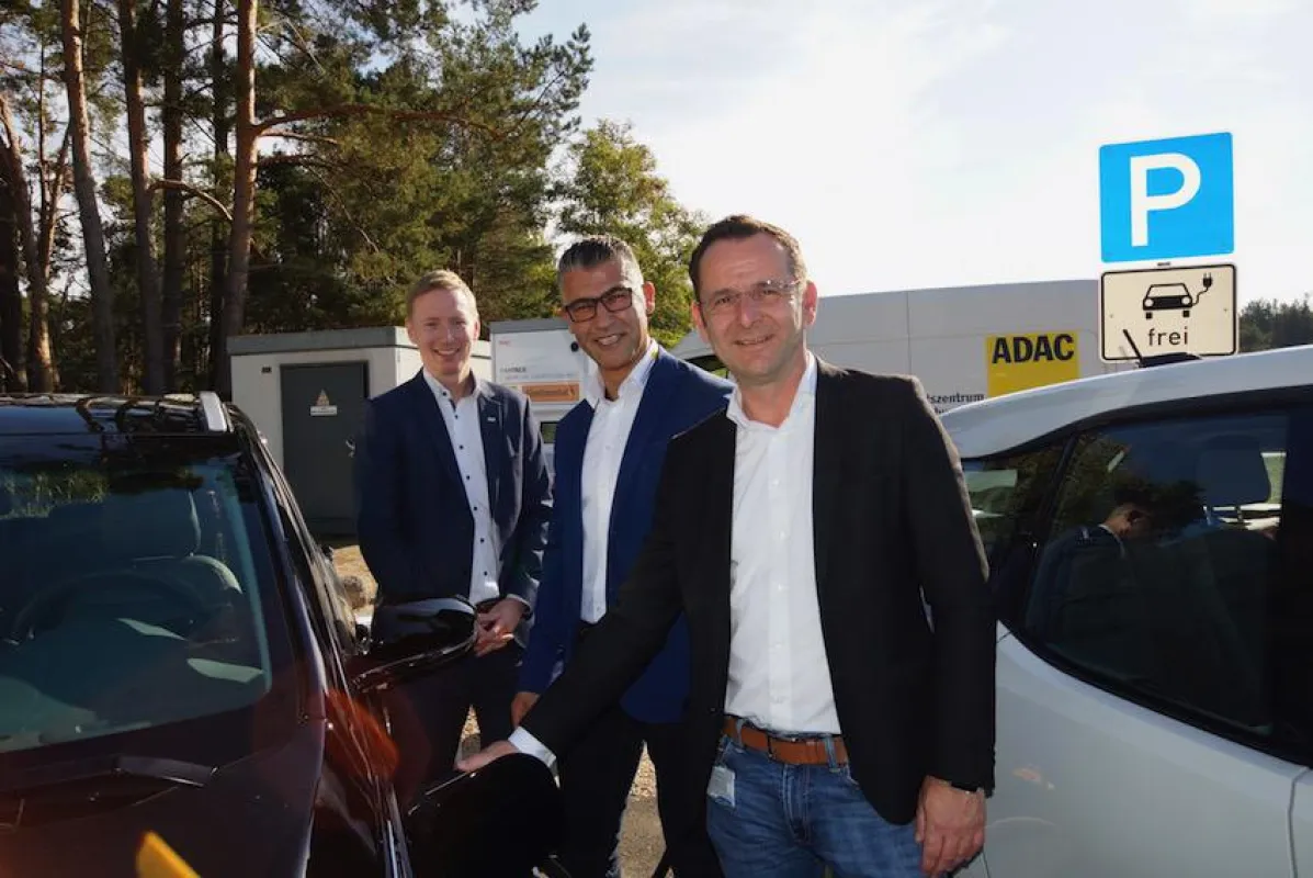 v.l. M. Kage,von E.ON, Gökhan Teke, Geschäftsführer des ADAC FSZ, M. Köhler, Amtsdirektor